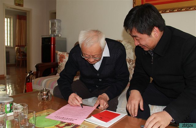 學校領(lǐng)導春節(jié)前夕走訪慰問退休教職工