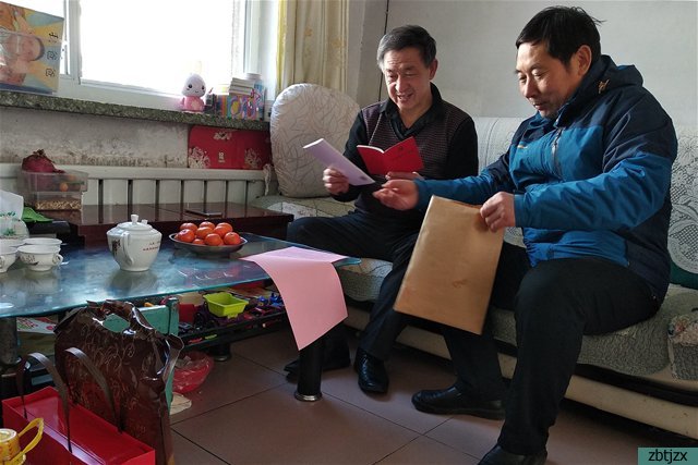 學校領(lǐng)導春節(jié)前夕走訪慰問退休教職工