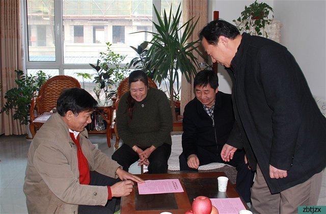 學校領(lǐng)導春節(jié)前夕走訪慰問退休教職工