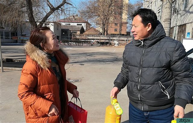 學校領(lǐng)導春節(jié)前夕走訪慰問退休教職工