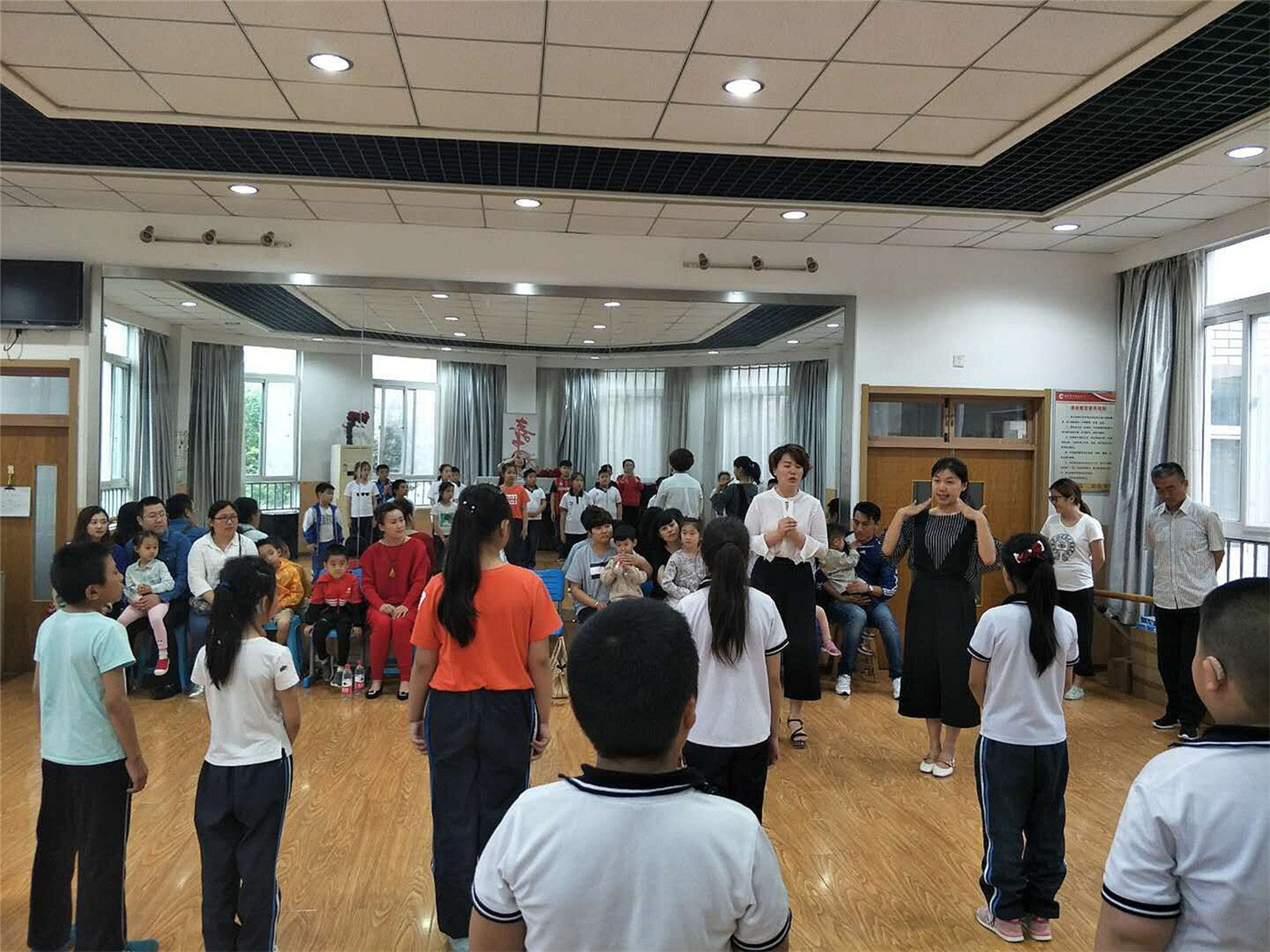 小手拉大手   愛(ài)心助特教