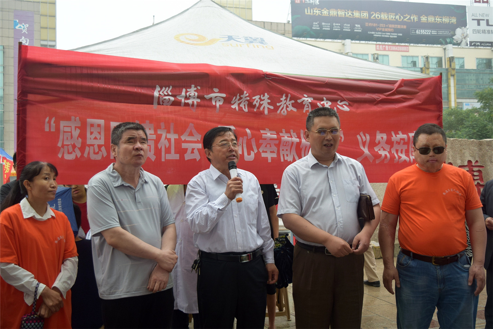 市特教中心開展“感恩回饋社會  愛心奉獻(xiàn)他人”義務(wù)按摩活動