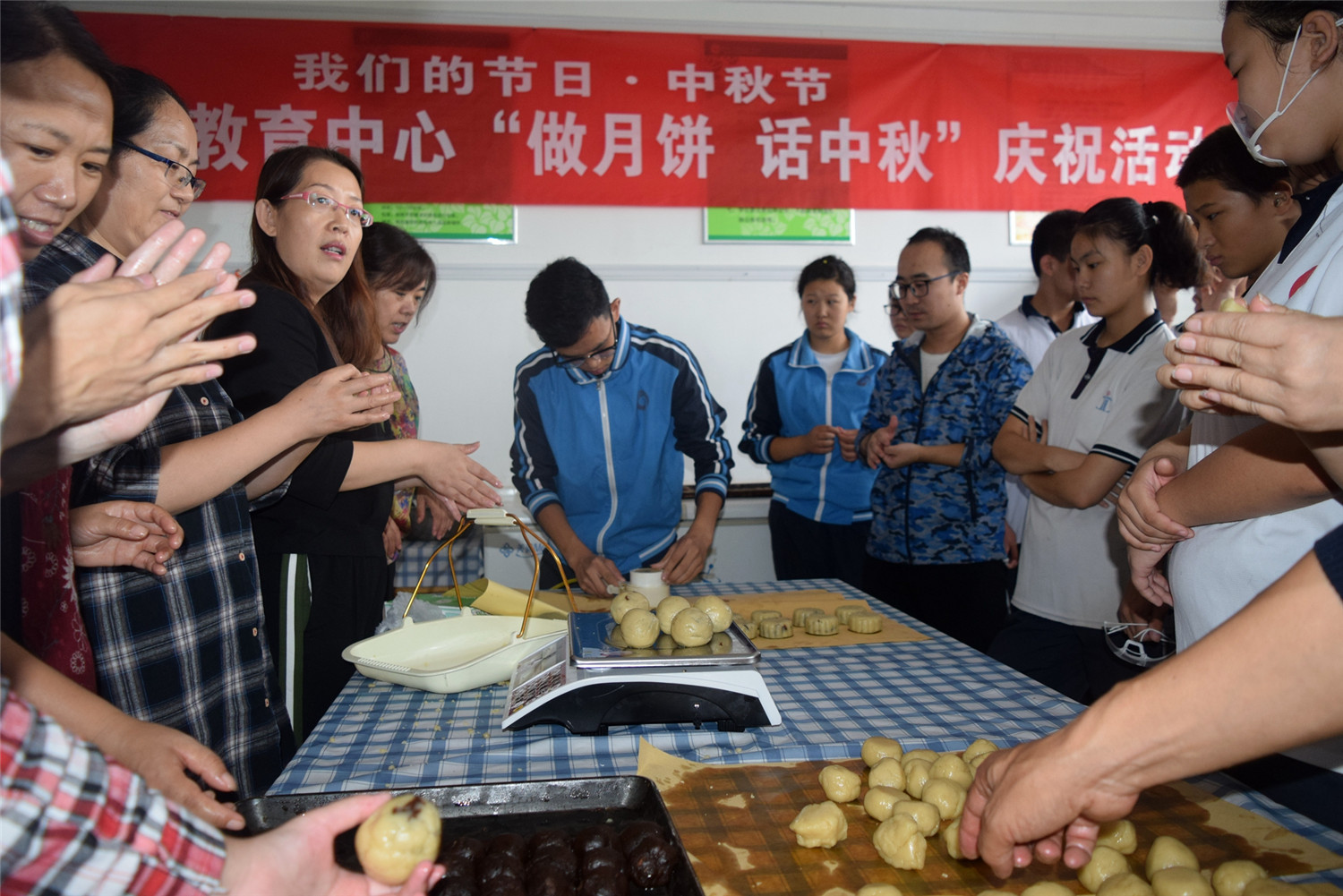 我們的節(jié)日中秋節(jié)——傳習俗   做月餅  品月餅  話中秋