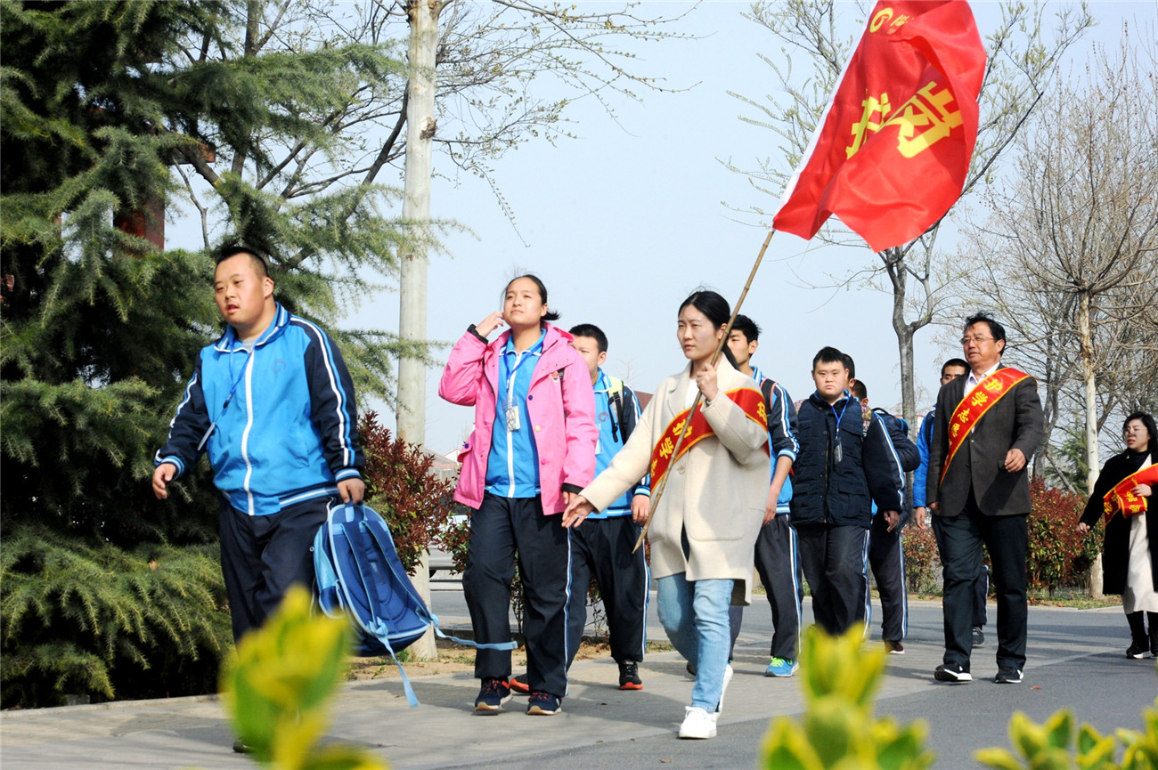 暖心“護學(xué)崗”為愛撐起保護傘