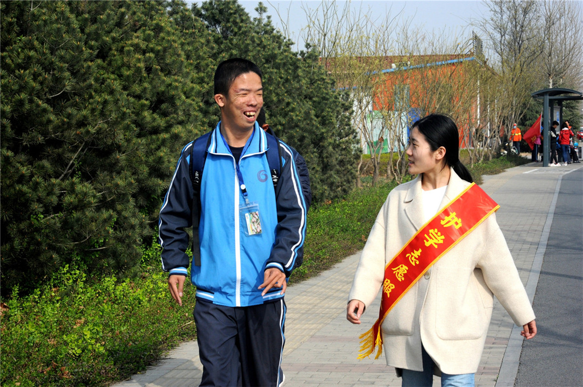 暖心“護學(xué)崗”為愛撐起保護傘
