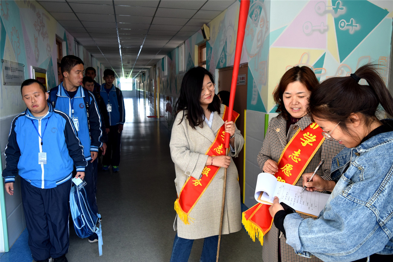 暖心“護學(xué)崗”為愛撐起保護傘