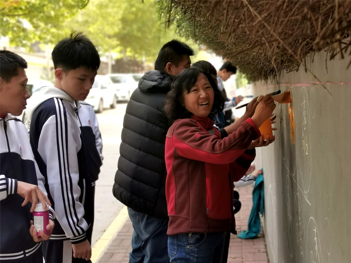 用畫(huà)筆為校園添彩