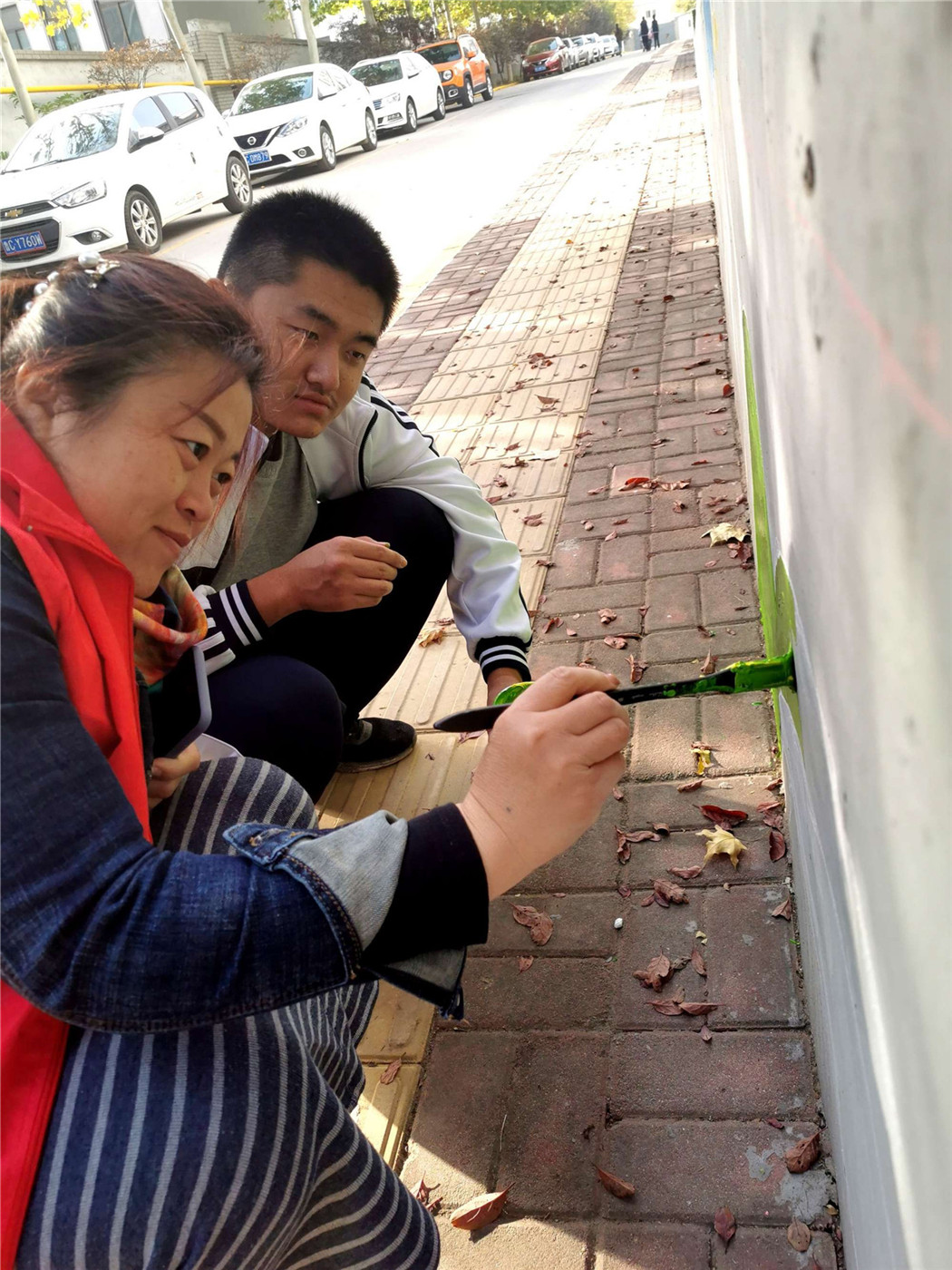 用畫(huà)筆為校園添彩
