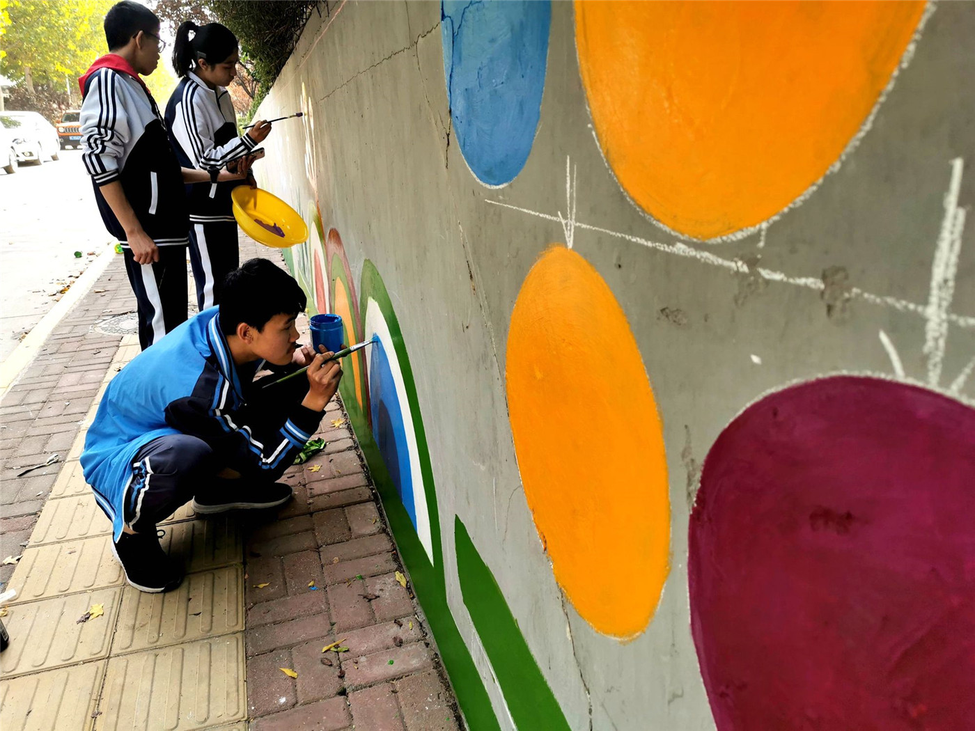 用畫(huà)筆為校園添彩