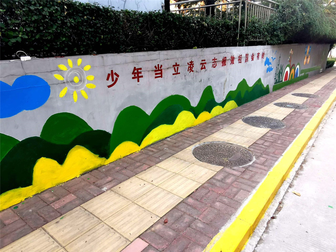 用畫(huà)筆為校園添彩