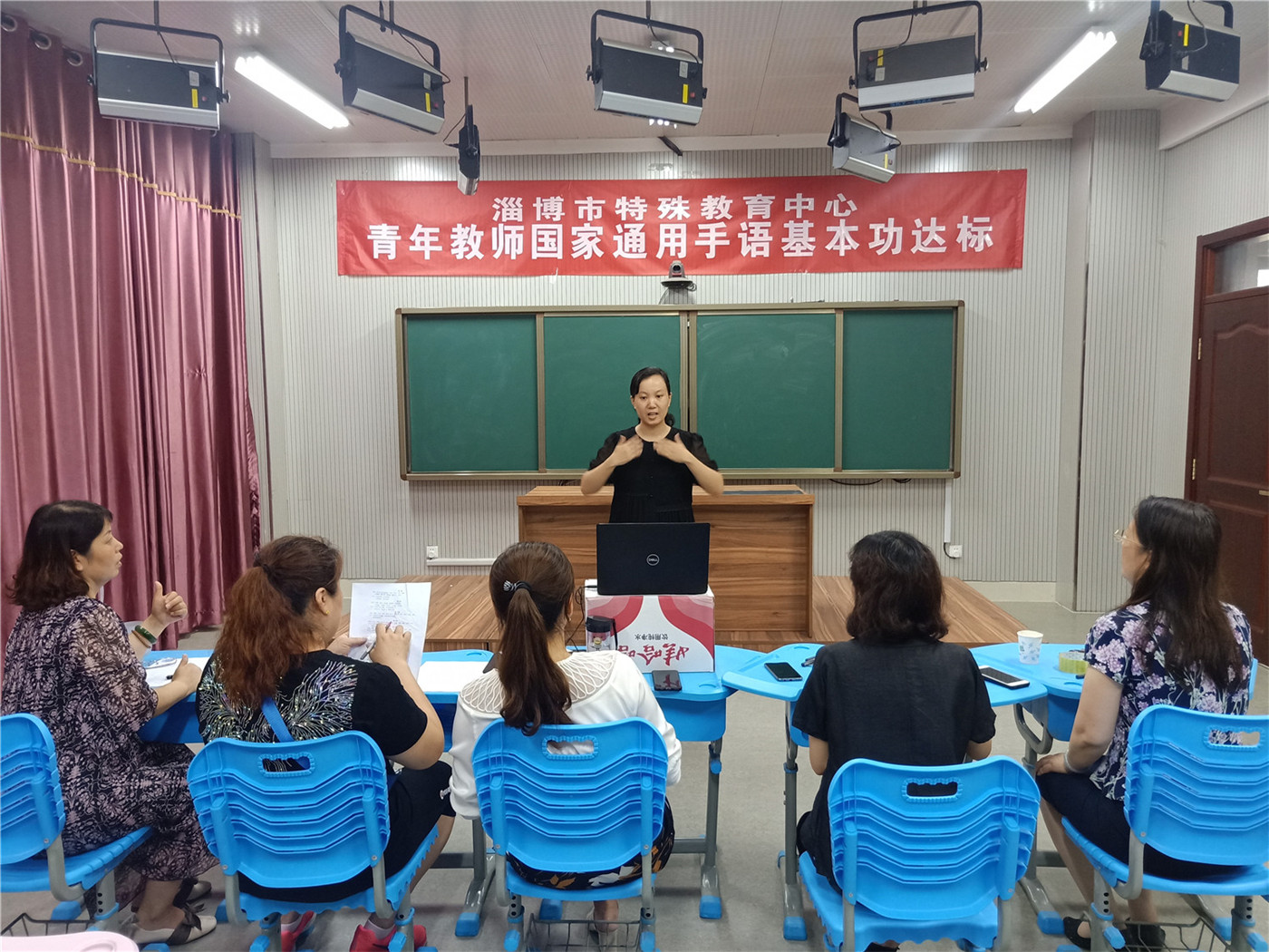青藍(lán)傳幫帶 手語傳“密碼”