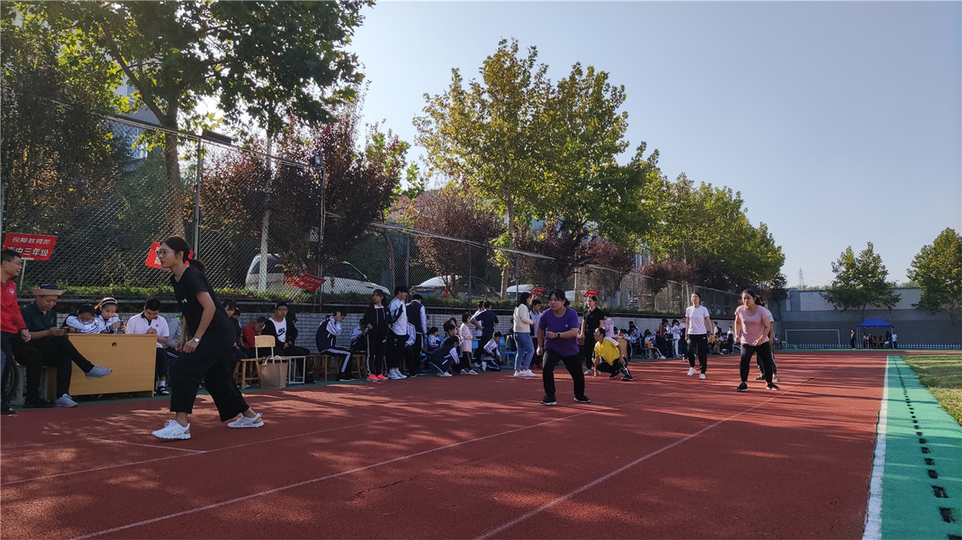 享健身運動樂趣，展教師別樣風(fēng)采