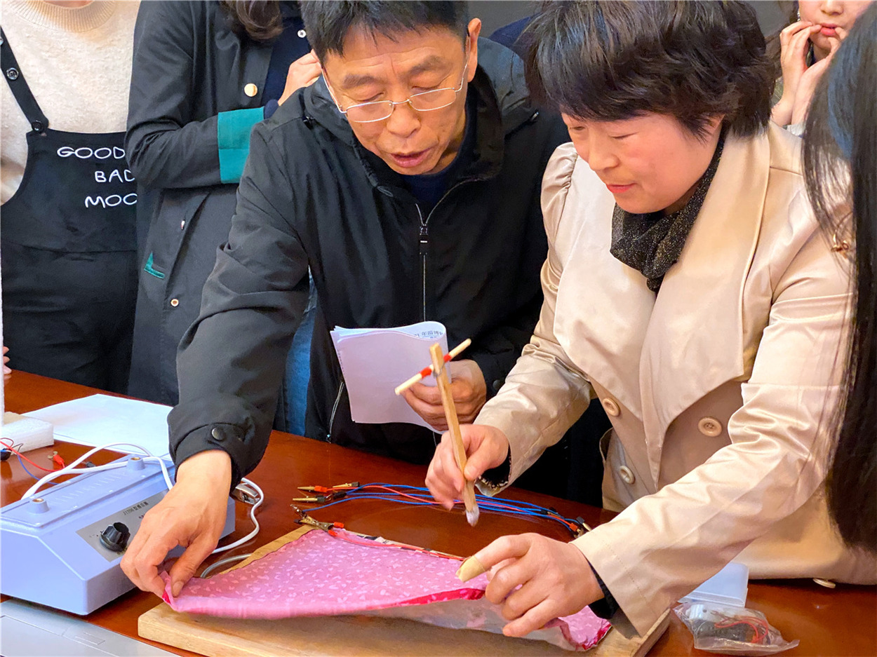 巧手慧心    創(chuàng)意無(wú)限   ——市特教中心召開(kāi)自制教具專家點(diǎn)評(píng)會(huì)