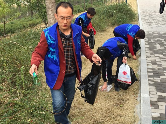 保護環(huán)境 黨員在行動--市特教中心第一黨支部開展志愿服務活動