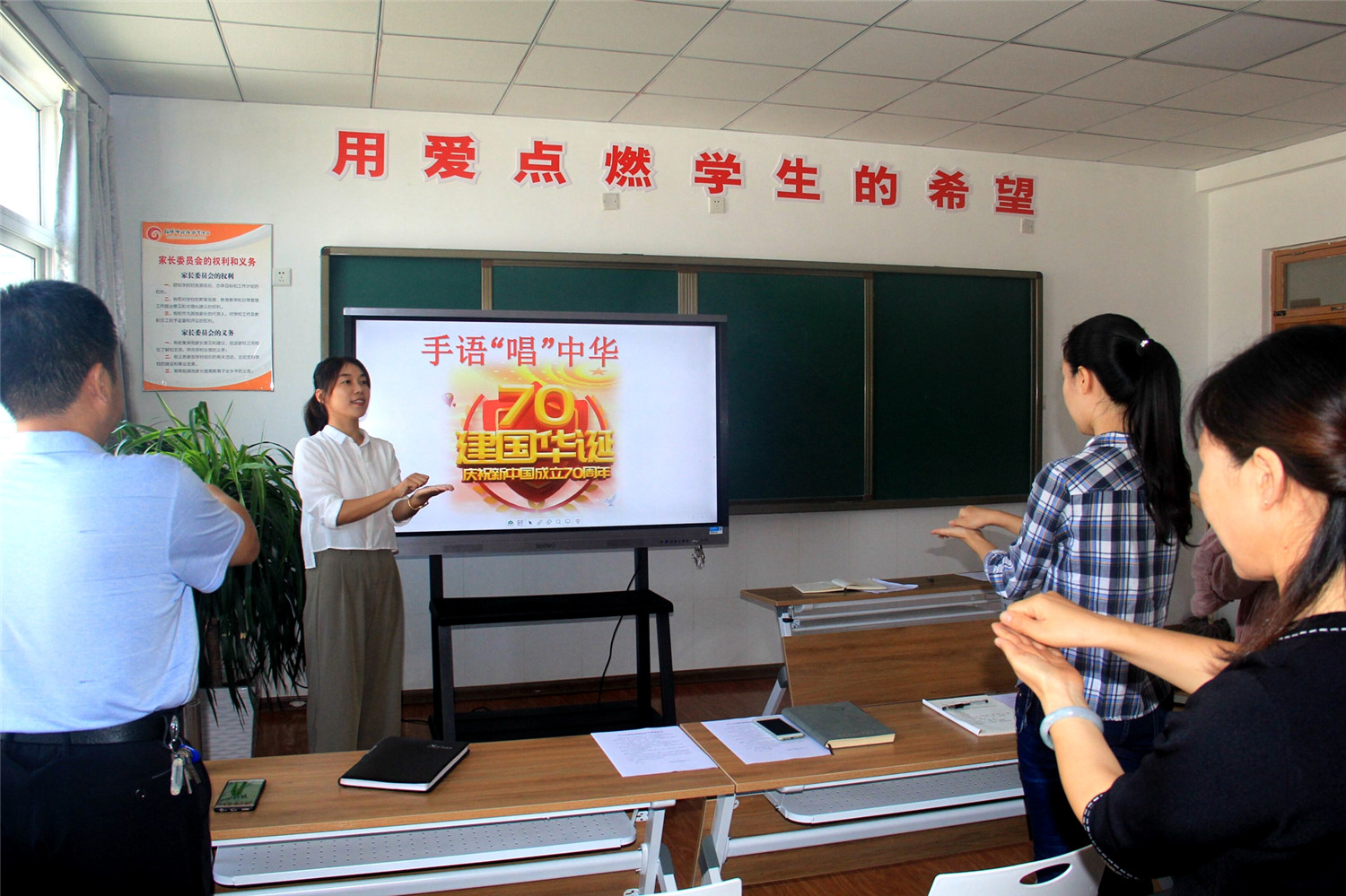 紅旗飄飄，手語“唱”中華