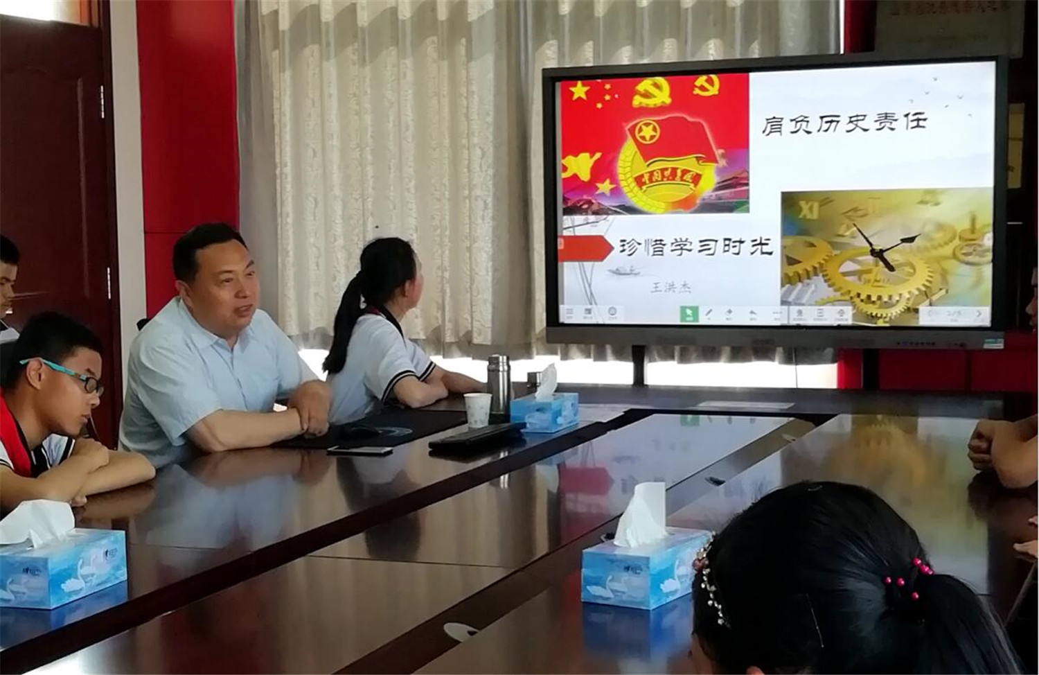 上好思政課，為學(xué)生扣好人生第一?？圩?></p><p style=