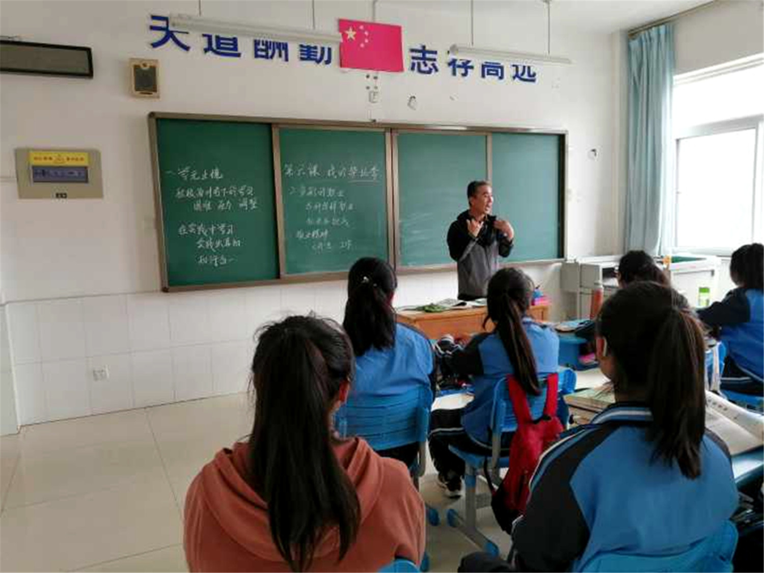 上好思政課，為學(xué)生扣好人生第一?？圩?></p><p style=