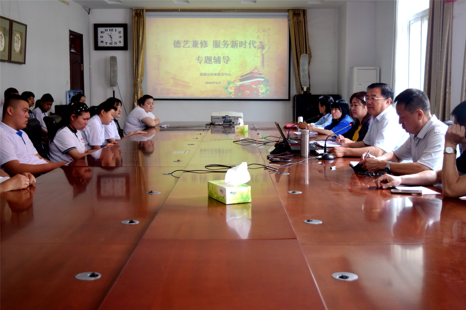 上好思政課，為學(xué)生扣好人生第一?？圩?></p><br />　　帶著感情、帶著信仰、創(chuàng)新形式、理直氣壯地上好思想政治課，是今年3月18日，習(xí)近平總書記在全國學(xué)校思想政治理論課教師座談會上講話時對教育工作提出的一項重要任務(wù)，在全國教育界引起了強(qiáng)烈反響，各級教育主管部門和學(xué)校紛紛表態(tài)要把這項任務(wù)作為當(dāng)前的一項重要工作，抓好抓實。<br />　　[align=left]</div>為認(rèn)真貫徹落實習(xí)近平總書記的講話精神，積極落實立德樹人根本任務(wù)，淄博市特殊教育中心校級干部在認(rèn)真學(xué)習(xí)、積極思考的同時，倍感責(zé)任重大，使命光榮。學(xué)校黨總支根據(jù)上級有關(guān)要求和特教學(xué)生的實際情況，制定了校級干部思想政治課授課安排，要求校長書記帶頭講，校級干部全覆蓋，利用三個月的時間，為學(xué)生分別上一堂思想政治課，并以此帶動全校思想政治課高標(biāo)準(zhǔn)、高質(zhì)量的廣泛開展。<p style=