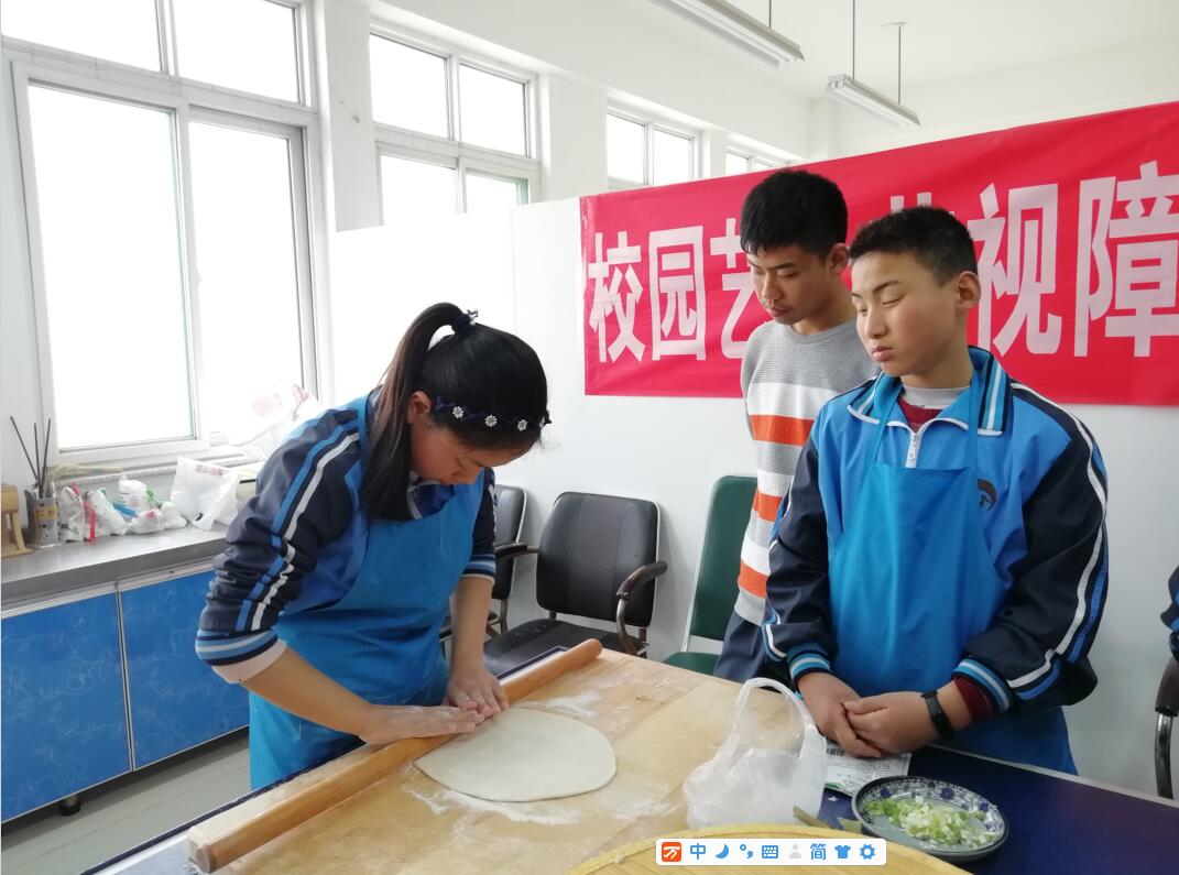 廚藝展示風(fēng)采 校園溫暖如家