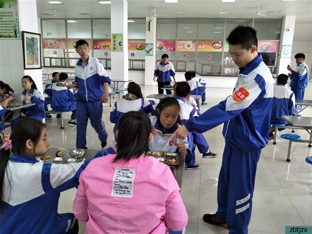 督查小組護航校園文明