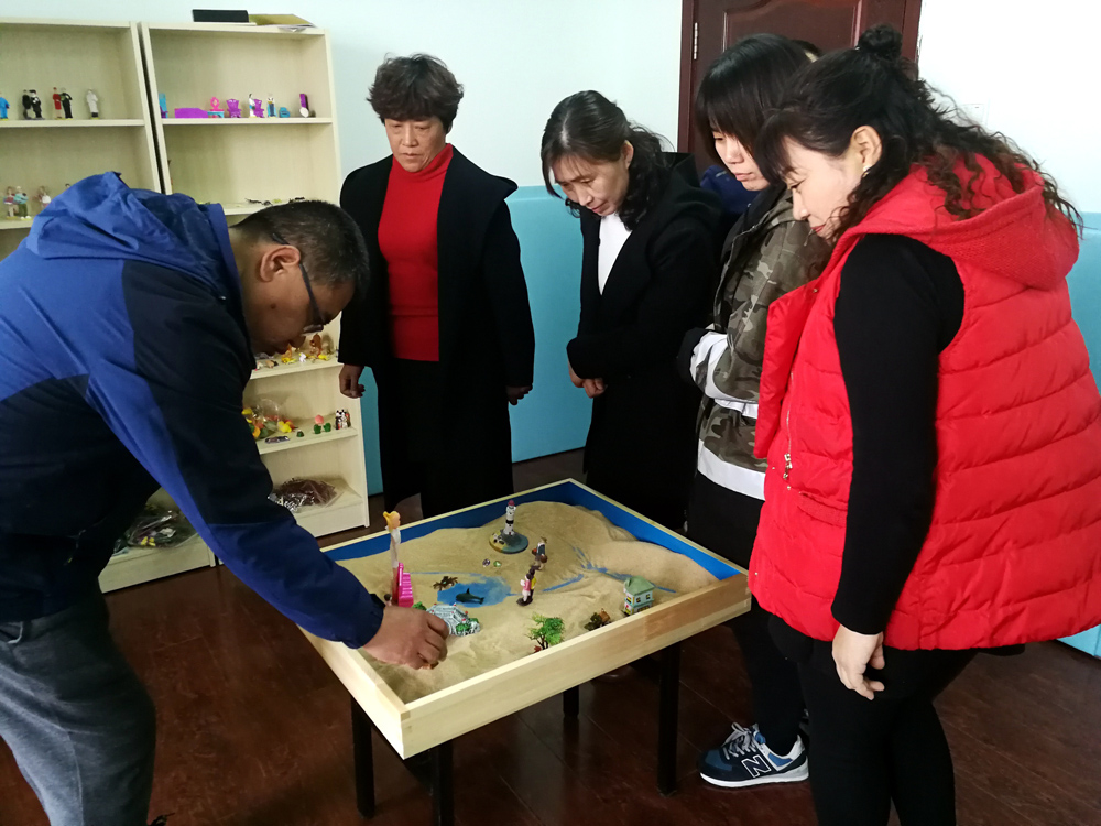 市特教中心開展沙盤游戲班主任專題培訓