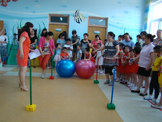 學(xué)?？祻?fù)部組織“大手牽小手 同在藍(lán)天下”別樣六一慶?；顒?></p><br />
									</p>
			</div>

			<!-- 翻頁 -->
			<div   id=