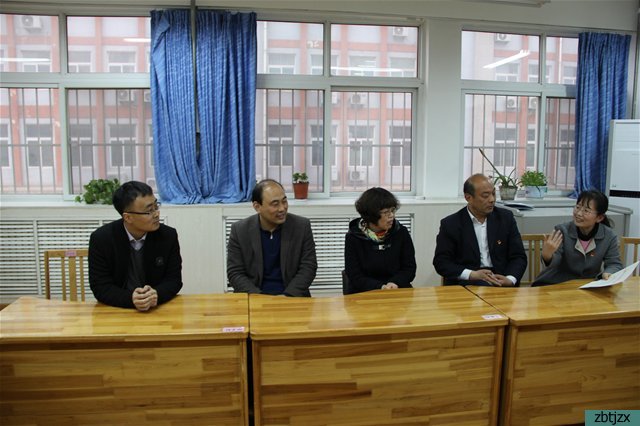 高新區(qū)教育中心領導到?？赐繂柵嘀菐熒?></p><br />　　3月30日下午，在第10個世界自閉癥日到來之際，高新區(qū)教育中心領導一行3人來到淄博市特殊教育中心看望慰問特教中心培智師生，并與教師親切座談，給師生們帶去了高新區(qū)黨工委、管委會的關懷和溫暖。<br />　　會上，高新區(qū)教育中心領導首先詳細了解了培智辦學情況、學生學習情況，并認真觀看了學生“藍色畫展”紀錄片。在聽取了教師隊伍的工作感悟和意見后，高新區(qū)教育中心領導表示，特殊教育是陽光下最溫暖的事業(yè)，感謝老師為學生所作出的奉獻；希望教師隊伍能發(fā)揮自身優(yōu)勢，有效利用教育資源，做好特殊兒童教育康復工作，進一步將特殊教育辦好、辦優(yōu)。<br />　　淄博市特殊教育中心培智教育自2015年開展以來，先后開辦了5個班級，為高新區(qū)30余名殘障兒童提供了優(yōu)質(zhì)教育服務，為高新區(qū)特殊教育事業(yè)的發(fā)展做出了突出貢獻。<br />
									</p>
			</div>

			<!-- 翻頁 -->
			<div   id=