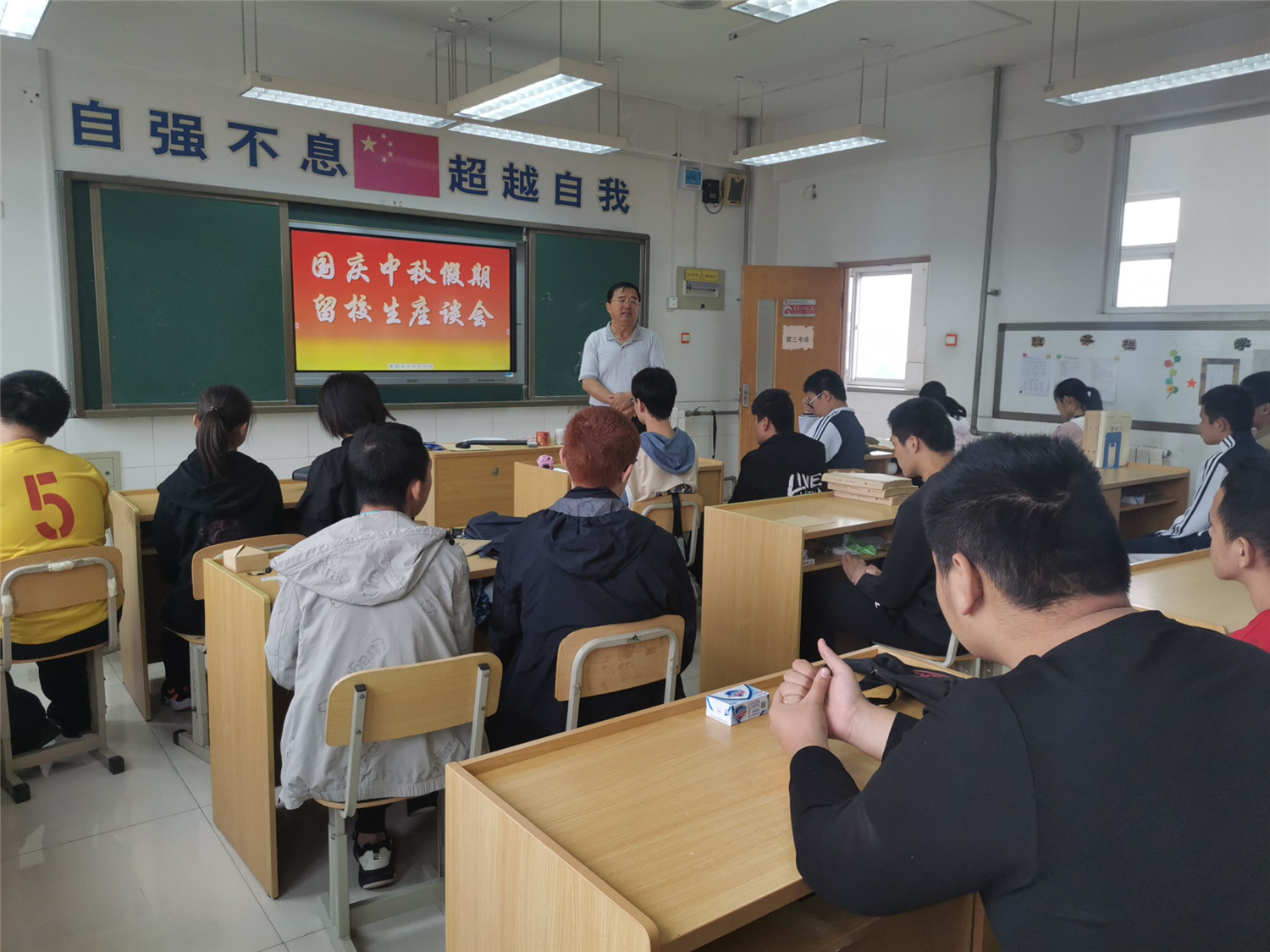 市特教中心學(xué)生頌詠?zhàn)鎳半p節(jié)”
